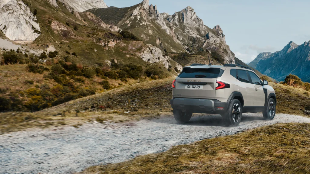 Dacia Duster, achteraanzicht in de bergen