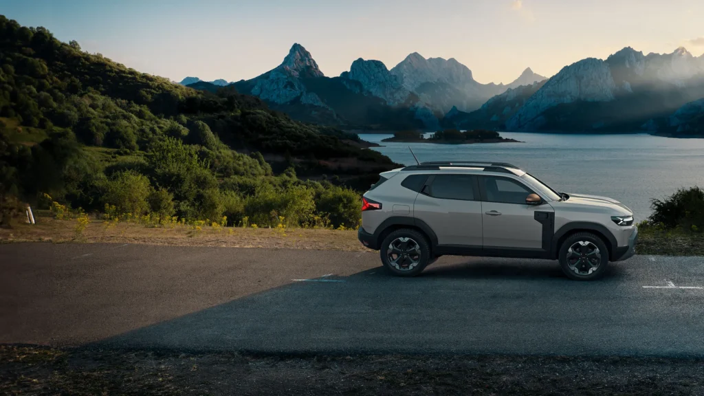 Dacia Duster aan een bergmeer, zijaanzicht