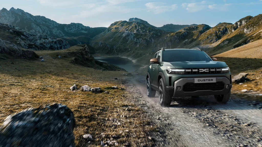 Dacia Duster op een bergpad, vooraanzicht