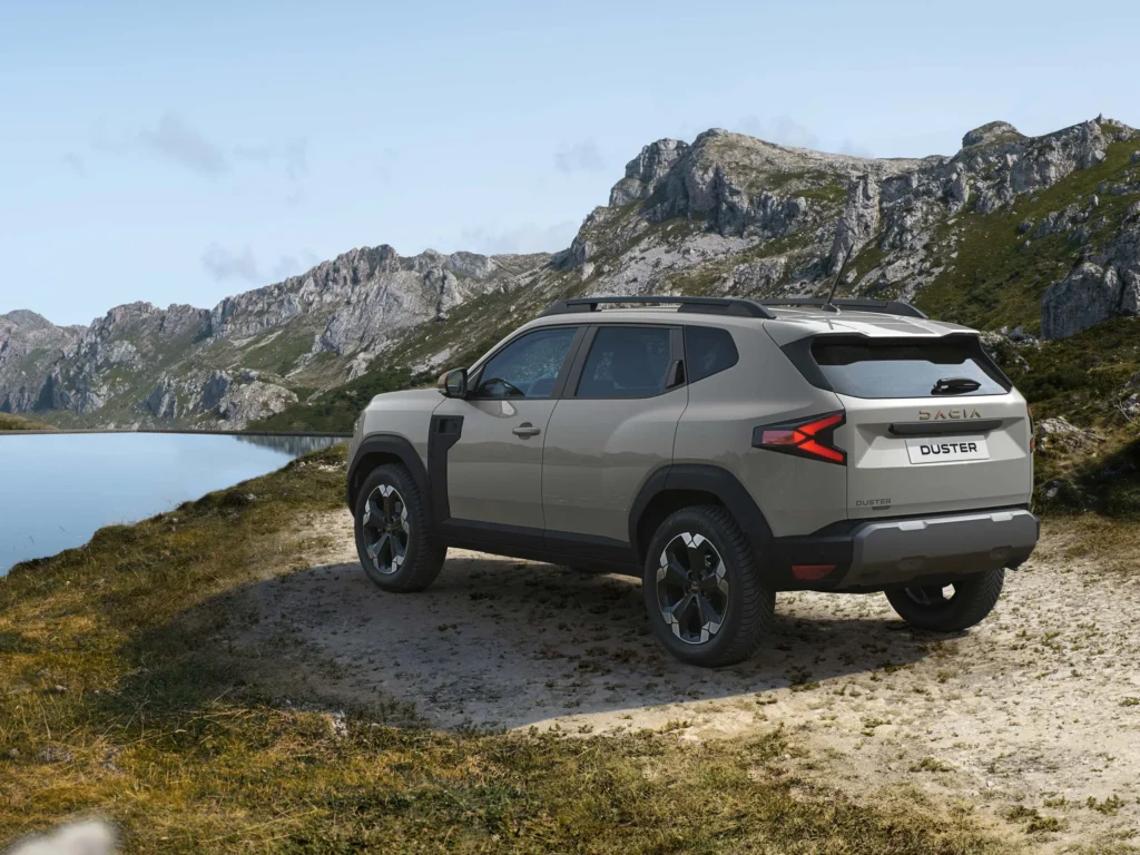 Dacia Duster aan het meer, achterkant