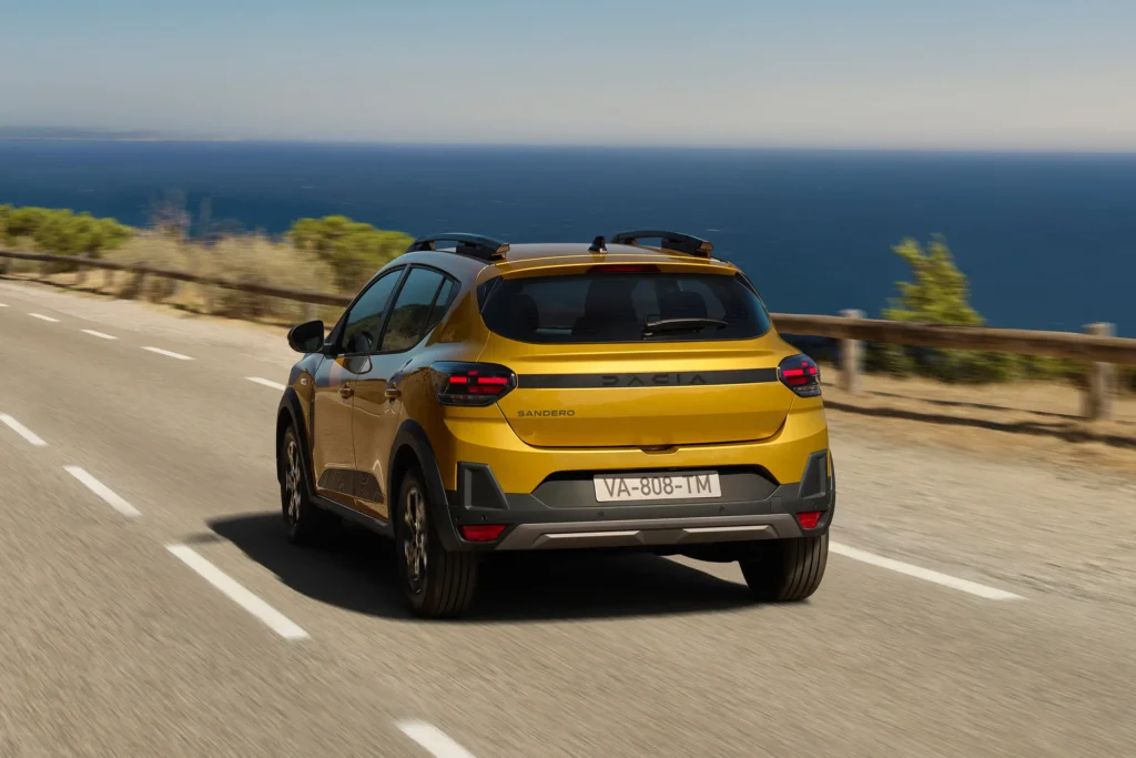 Dacia Sandero Stepway, achteraanzicht tijdens het rijden