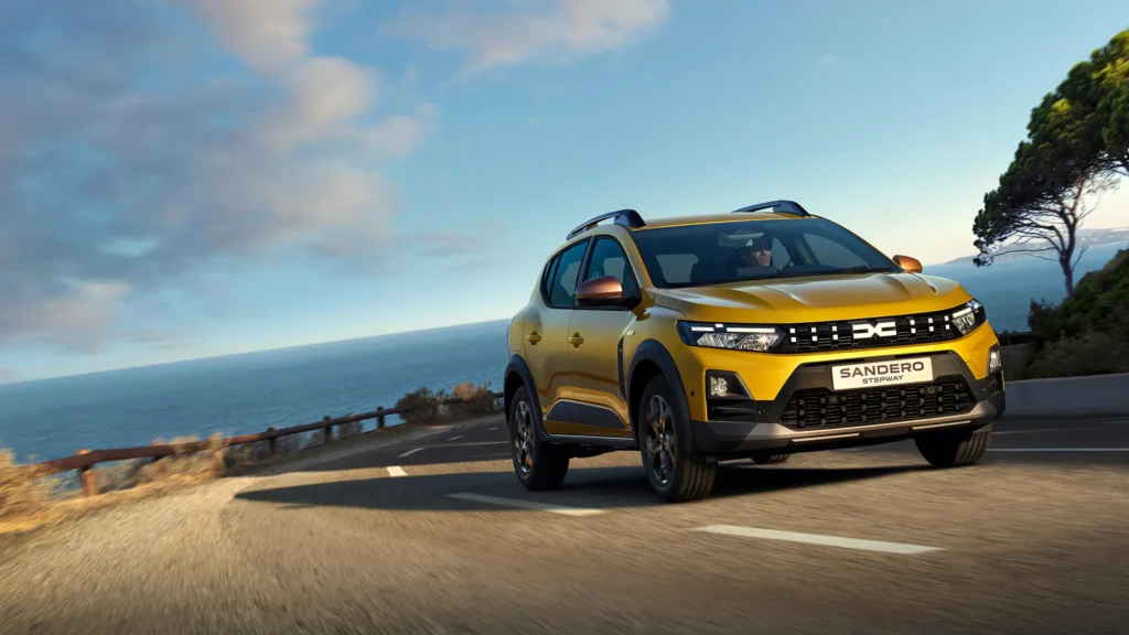Dacia Sandero Stepway op de kustweg